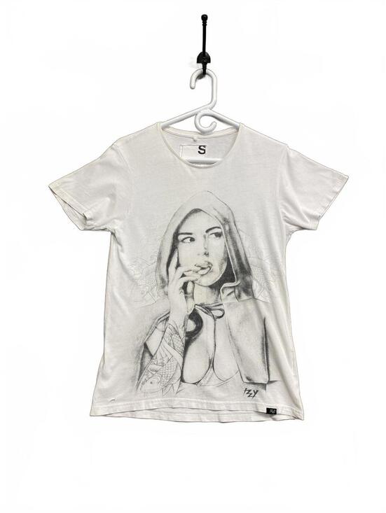 Tops - effekt Artist Collection Artwork By IZZY White Graphic T-Shirt Size S